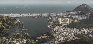 Rio de Janeiro Panorama City Skyline Plaj Sahili Dağları Tropikal Orman ve Mavi Bulutlu Gökyüzü Rio de Janeiro Brezilya.