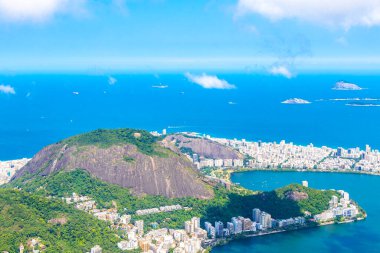 Rio de Janeiro Panorama City Skyline Plaj Sahili Dağları Tropikal Orman ve Mavi Bulutlu Gökyüzü Rio de Janeiro Brezilya.