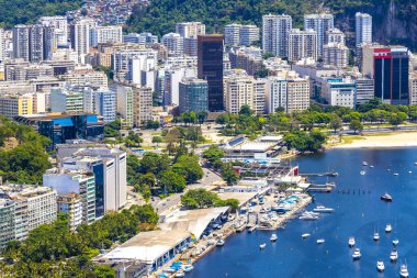 Rio de Janeiro Panorama City Skyline Plaj Sahili Dağları Tropikal Orman ve Mavi Bulutlu Gökyüzü Rio de Janeiro Brezilya.