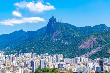 Corcovado Dağları 'ndaki Kurtarıcı Cristo Redentor şehri ve tropikal yağmur ormanı mavi bulutlu Alto da Boa Vista Brezilya manzarası..