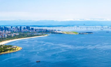 Rio de Janeiro Panorama City Skyline Plaj Sahili Dağları Tropikal Orman ve Mavi Bulutlu Gökyüzü Rio de Janeiro Brezilya.
