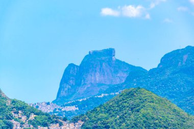 Rio de Janeiro Panorama Şehri Skyline Cityscape Dağları Tepeleri ve Rio de Janeiro Brezilya Eyaleti 'ndeki Tropikal Orman ve Mavi Bulutlu Gökyüzü.