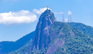 Corcovado Dağı 'ndaki Kurtarıcı Cristo Redentor Tropikal Orman ve Rio de Janeiro Brezilya' daki Alto da Boa Vista 'nın mavi bulutlu gökyüzü manzarası.