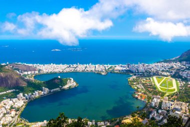 Rio de Janeiro Panorama City Skyline Plaj Sahili Dağları Tropikal Orman ve Mavi Bulutlu Gökyüzü Rio de Janeiro Brezilya.