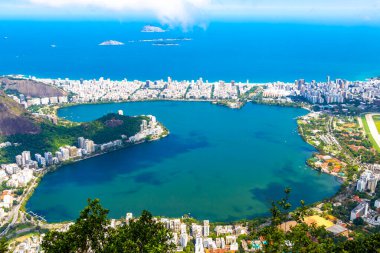 Rio de Janeiro Panorama City Skyline Plaj Sahili Dağları Tropikal Orman ve Mavi Bulutlu Gökyüzü Rio de Janeiro Brezilya.