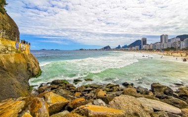 Rio de Janeiro Eyaleti Rio de Janeiro Brezilya 'da Blue Turquoise Water Hills Dağları ve Kayalık Kum Taşları ile Copacabana ve Leme Plajı Tropikal Cenneti.