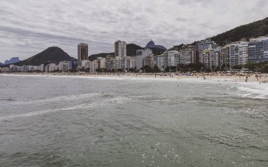 Rio de Janeiro Eyaleti Rio de Janeiro Brezilya 11. Ekim 2020 Copacabana ve Leme Beach ile Rio de Janeiro Brezilya 'da Gökdelen Gökdeleni Mavi Turkuaz Su ve Palmiye Ağaçları.