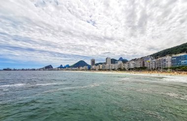 Rio de Janeiro Eyaleti Rio de Janeiro Brezilya 11. Ekim 2020 Copacabana ve Leme Beach ile Rio de Janeiro Brezilya 'da Gökdelen Gökdeleni Mavi Turkuaz Su ve Palmiye Ağaçları.