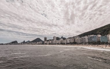 Rio de Janeiro Eyaleti Rio de Janeiro Brezilya 11. Ekim 2020 Copacabana ve Leme Beach ile Rio de Janeiro Brezilya 'da Gökdelen Gökdeleni Mavi Turkuaz Su ve Palmiye Ağaçları.