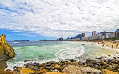 Rio de Janeiro Eyaleti Rio de Janeiro Brezilya 11. Ekim 2020 Copacabana ve Leme Beach ile Rio de Janeiro Brezilya 'da Gökdelen Gökdeleni Mavi Turkuaz Su ve Palmiye Ağaçları.