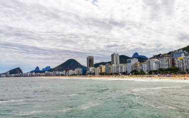 Rio de Janeiro Eyaleti Rio de Janeiro Brezilya 11. Ekim 2020 Copacabana ve Leme Beach ile Rio de Janeiro Brezilya 'da Gökdelen Gökdeleni Mavi Turkuaz Su ve Palmiye Ağaçları.