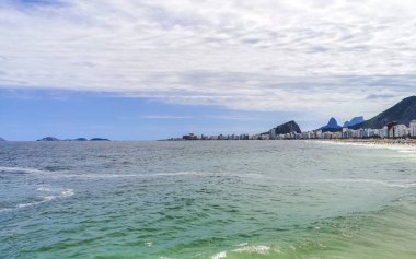 Rio de Janeiro Eyaleti Rio de Janeiro Brezilya 'da Blue Turquoise Water Palm Trees ve White Beach Sand ile Copacabana ve Leme Beach Tropikal Cenneti.
