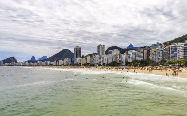 Rio de Janeiro Eyaleti Rio de Janeiro Brezilya 11. Ekim 2020 Copacabana ve Leme Beach ile Rio de Janeiro Brezilya 'da Gökdelen Gökdeleni Mavi Turkuaz Su ve Palmiye Ağaçları.