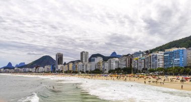 Rio de Janeiro Eyaleti Rio de Janeiro Brezilya 11. Ekim 2020 Copacabana ve Leme Beach ile Rio de Janeiro Brezilya 'da Gökdelen Gökdeleni Mavi Turkuaz Su ve Palmiye Ağaçları.