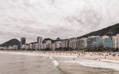Rio de Janeiro Eyaleti Rio de Janeiro Brezilya 11. Ekim 2020 Copacabana ve Leme Beach ile Rio de Janeiro Brezilya 'da Gökdelen Gökdeleni Mavi Turkuaz Su ve Palmiye Ağaçları.