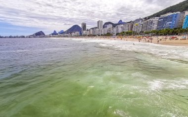 Rio de Janeiro Eyaleti Rio de Janeiro Brezilya 11. Ekim 2020 Copacabana ve Leme Beach ile Rio de Janeiro Brezilya 'da Gökdelen Gökdeleni Mavi Turkuaz Su ve Palmiye Ağaçları.