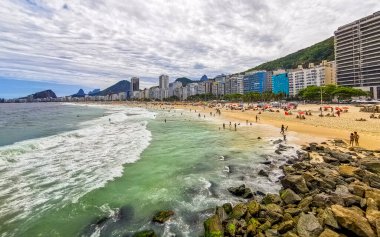 Rio de Janeiro Eyaleti Rio de Janeiro Brezilya 11. Ekim 2020 Copacabana ve Leme Beach ile Rio de Janeiro Brezilya 'da Gökdelen Gökdeleni Mavi Turkuaz Su ve Palmiye Ağaçları.