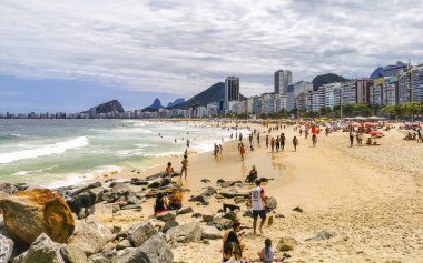 Rio de Janeiro Eyaleti Rio de Janeiro Brezilya 11. Ekim 2020 Copacabana ve Leme Beach ile Rio de Janeiro Brezilya 'da Gökdelen Gökdeleni Mavi Turkuaz Su ve Palmiye Ağaçları.