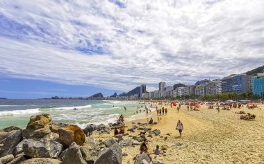 Rio de Janeiro Eyaleti Rio de Janeiro Brezilya 11. Ekim 2020 Copacabana ve Leme Beach ile Rio de Janeiro Brezilya 'da Gökdelen Gökdeleni Mavi Turkuaz Su ve Palmiye Ağaçları.