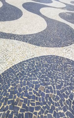 Copacabana sahil ve sahil şeridinde sokak barları restoranları ve Rio de Janeiro Brezilya 'daki insanlarla dolu Portekiz kaldırım taşı, siyah-beyaz stili..