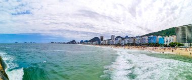 Rio de Janeiro Eyaleti Rio de Janeiro Brezilya 11. Ekim 2020 Copacabana ve Leme Beach ile Rio de Janeiro Brezilya 'da Gökdelen Gökdeleni Mavi Turkuaz Su ve Palmiye Ağaçları.