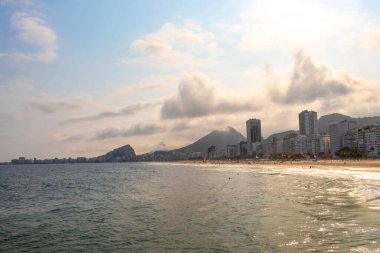 Rio de Janeiro Eyaleti Rio de Janeiro Brezilya 07. Ekim 2020 Copacabana ve Leme Beach ile Rio de Janeiro Brezilya 'da Gökdelen Gökdeleni Mavi Turkuaz Su ve Palmiye Ağaçları.