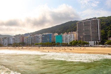 Rio de Janeiro Eyaleti Rio de Janeiro Brezilya 07. Ekim 2020 Copacabana ve Leme Beach ile Rio de Janeiro Brezilya 'da Gökdelen Gökdeleni Mavi Turkuaz Su ve Palmiye Ağaçları.