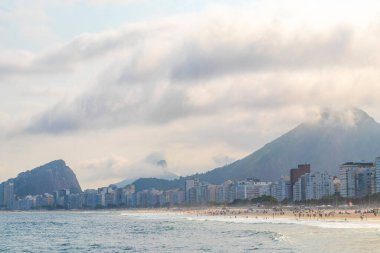 Rio de Janeiro Eyaleti Rio de Janeiro Brezilya 07. Ekim 2020 Copacabana ve Leme Beach ile Rio de Janeiro Brezilya 'da Gökdelen Gökdeleni Mavi Turkuaz Su ve Palmiye Ağaçları.