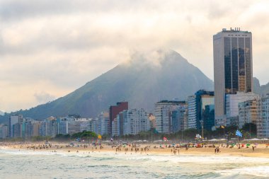 Rio de Janeiro Eyaleti Rio de Janeiro Brezilya 07. Ekim 2020 Copacabana ve Leme Beach ile Rio de Janeiro Brezilya 'da Gökdelen Gökdeleni Mavi Turkuaz Su ve Palmiye Ağaçları.