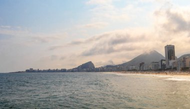 Rio de Janeiro Eyaleti Rio de Janeiro Brezilya 07. Ekim 2020 Copacabana ve Leme Beach ile Rio de Janeiro Brezilya 'da Gökdelen Gökdeleni Mavi Turkuaz Su ve Palmiye Ağaçları.
