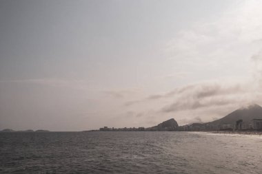 Rio de Janeiro Eyaleti Rio de Janeiro Brezilya 'da Blue Turquoise Water Palm Trees ve White Beach Sand ile Copacabana ve Leme Beach Tropikal Cenneti.