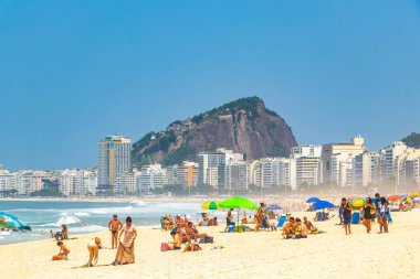 Rio de Janeiro Eyaleti Rio de Janeiro Brezilya 06. Ekim 2020 Copacabana ve Leme Beach ile Rio de Janeiro Brezilya 'da Gökdelen Gökdeleni Mavi Turkuaz Su ve Palmiye Ağaçları.