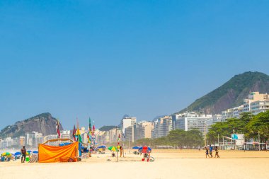 Rio de Janeiro Eyaleti Rio de Janeiro Brezilya 06. Ekim 2020 Copacabana ve Leme Plajı Tropikal Cenneti Dalgalar Kum İnsanları Turizm Şemsiyeleri ve Brezilya 'da güneş pansiyonları.