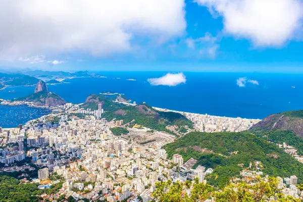 Rio de Janeiro Panorama City Skyline Plaj Sahili Dağları Tropikal Orman ve Mavi Bulutlu Gökyüzü Rio de Janeiro Brezilya.