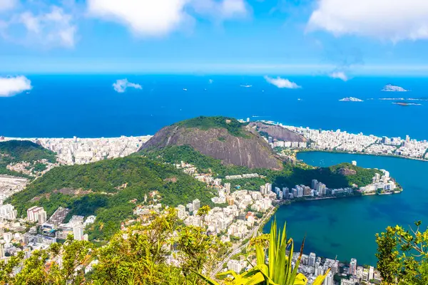 Rio de Janeiro Panorama City Skyline Plaj Sahili Dağları Tropikal Orman ve Mavi Bulutlu Gökyüzü Rio de Janeiro Brezilya.