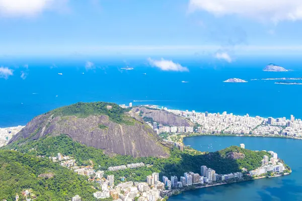 Rio de Janeiro Panorama City Skyline Plaj Sahili Dağları Tropikal Orman ve Mavi Bulutlu Gökyüzü Rio de Janeiro Brezilya.