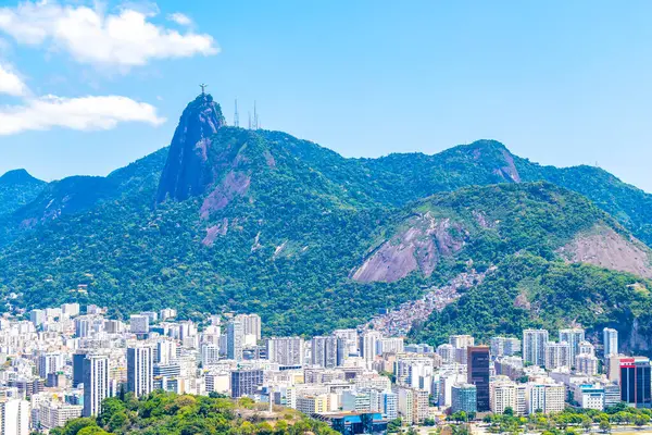 Corcovado Dağları 'ndaki Kurtarıcı Cristo Redentor şehri ve tropikal yağmur ormanı mavi bulutlu Alto da Boa Vista Brezilya manzarası..