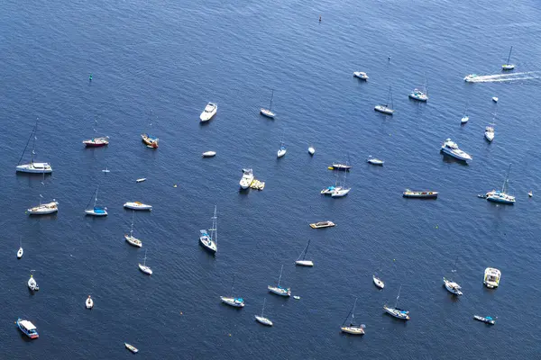 Rio de Janeiro Eyaleti Rio de Janeiro Brezilya 12. Ekim 2020 Urca Köyü Sahil ve Sahil Panorama Rio de Janeiro Brezilya 'da yatları ve tekneleri ile.