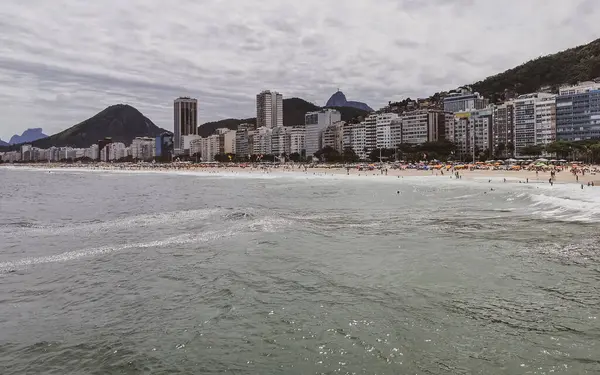 Rio de Janeiro Eyaleti Rio de Janeiro Brezilya 11. Ekim 2020 Copacabana ve Leme Beach ile Rio de Janeiro Brezilya 'da Gökdelen Gökdeleni Mavi Turkuaz Su ve Palmiye Ağaçları.