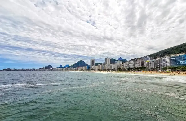 Rio de Janeiro Eyaleti Rio de Janeiro Brezilya 11. Ekim 2020 Copacabana ve Leme Beach ile Rio de Janeiro Brezilya 'da Gökdelen Gökdeleni Mavi Turkuaz Su ve Palmiye Ağaçları.