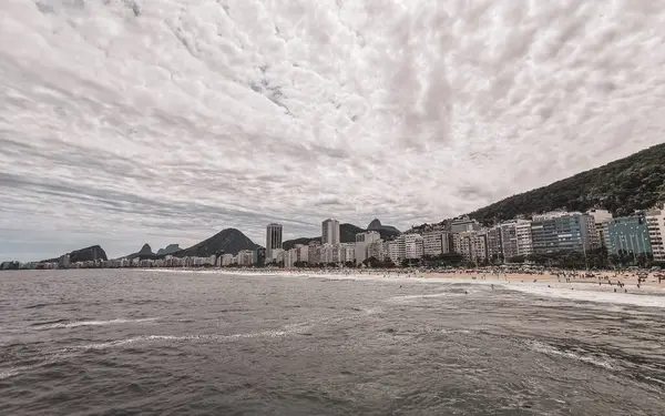 Rio de Janeiro Eyaleti Rio de Janeiro Brezilya 11. Ekim 2020 Copacabana ve Leme Beach ile Rio de Janeiro Brezilya 'da Gökdelen Gökdeleni Mavi Turkuaz Su ve Palmiye Ağaçları.