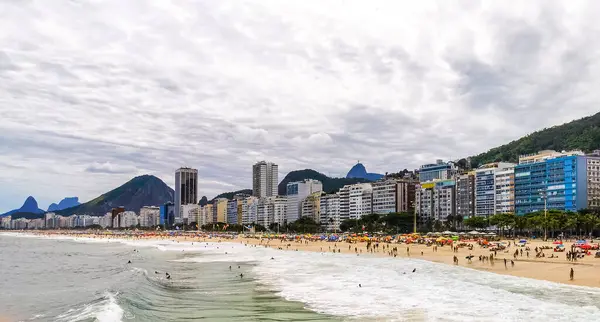 Rio de Janeiro Eyaleti Rio de Janeiro Brezilya 11. Ekim 2020 Copacabana ve Leme Beach ile Rio de Janeiro Brezilya 'da Gökdelen Gökdeleni Mavi Turkuaz Su ve Palmiye Ağaçları.