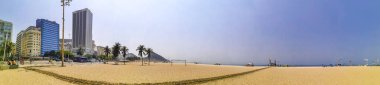 Rio de Janeiro Eyaleti Rio de Janeiro Brezilya 06. Ekim 2020 Copacabana ve Leme Beach ile Rio de Janeiro Brezilya 'da Gökdelen Gökdeleni Mavi Turkuaz Su ve Palmiye Ağaçları.