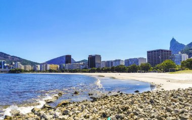 Botafogo Flamengo ve Rio de Janeiro Brezilya 'daki Urca köyünün sahil manzarası ve şehir manzarası.