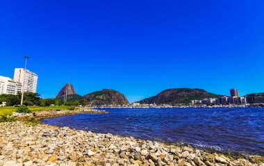 Şeker somunu dağı Pao de Acucar ve Botafogo Sahili manzarası ve Rio de Janeiro Brezilya 'daki Urca köyünün manzarası.