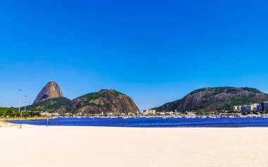 Şeker somunu dağı Pao de Acucar ve Botafogo Sahili manzarası ve Rio de Janeiro Brezilya 'daki Urca köyünün manzarası.