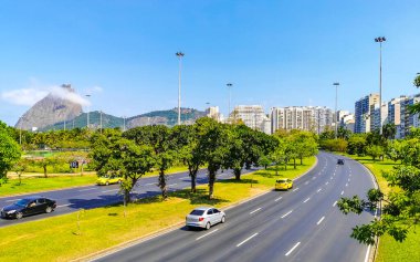 Rio de Janeiro Eyaleti Rio de Janeiro Brezilya 03. Aralık 2020 Şehir Caddeleri Otoyol Kenti ve Skyline Panorama ile Brezilya 'da Gökdelen Binaları Arabalar ve Mavi Gökyüzü.