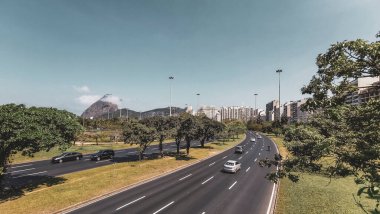Rio de Janeiro Eyaleti Rio de Janeiro Brezilya 03. Aralık 2020 Şehir Caddeleri Otoyol Kenti ve Skyline Panorama ile Brezilya 'da Gökdelen Binaları Arabalar ve Mavi Gökyüzü.