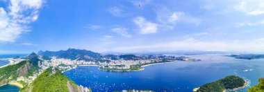Rio de Janeiro Panorama City Skyline Plaj Sahili Dağları Tropikal Orman ve Mavi Bulutlu Gökyüzü Rio de Janeiro Brezilya.