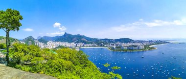 Rio de Janeiro Panorama City Skyline Plaj Sahili Dağları Tropikal Orman ve Mavi Bulutlu Gökyüzü Rio de Janeiro Brezilya.